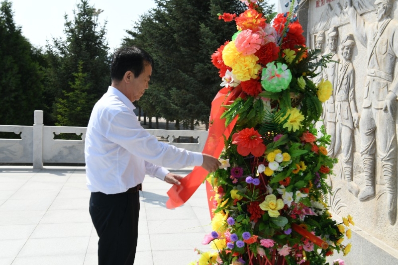 任山河献花篮_副本.jpg